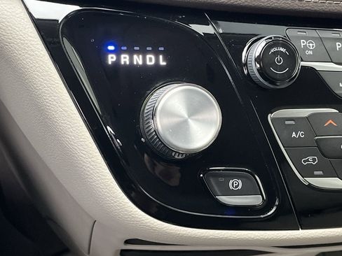 Used 2021 Chrysler Pacifica Touring-L w/ Premium & Safety Sphere Group image 26