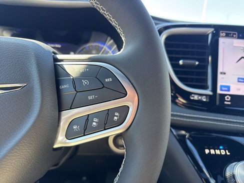 New 2026 Chrysler Pacifica Select AWD/4WD image 17