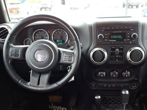 Used 2016 Jeep Wrangler Unlimited Rubicon w/ Connectivity Group image 11