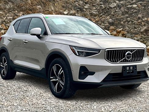 Used 2023 Volvo XC40 B5 Plus image 11