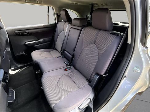 Used 2025 Toyota Highlander XLE FWD image 20