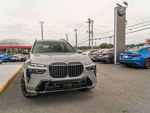 Used 2024 BMW X7 xDrive40i w/ M Sport Package AWD/4WD image 11