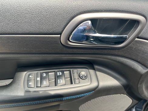 Used 2018 Jeep Grand Cherokee Laredo AWD/4WD image 10