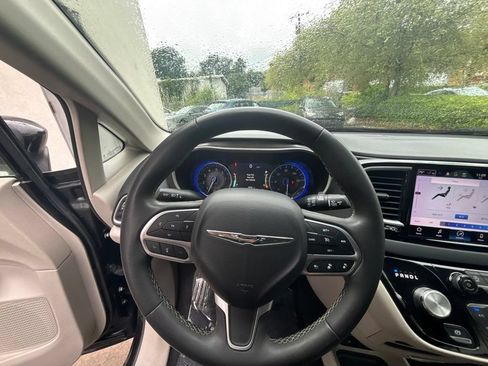 Used 2023 Chrysler Pacifica Touring-L FWD image 13