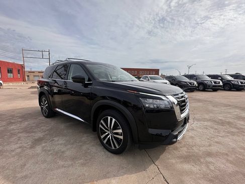 Certified 2025 Nissan Pathfinder Platinum FWD image 11