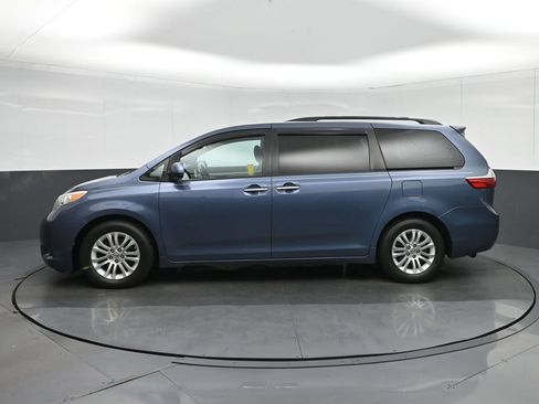 Used 2016 Toyota Sienna XLE FWD image 4