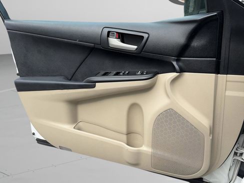 Used 2012 Toyota Camry L image 15