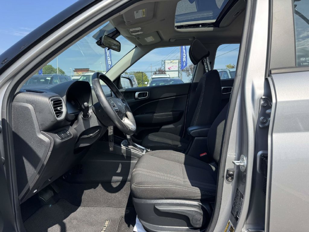 Used 2023 Hyundai Venue SEL FWD image 15