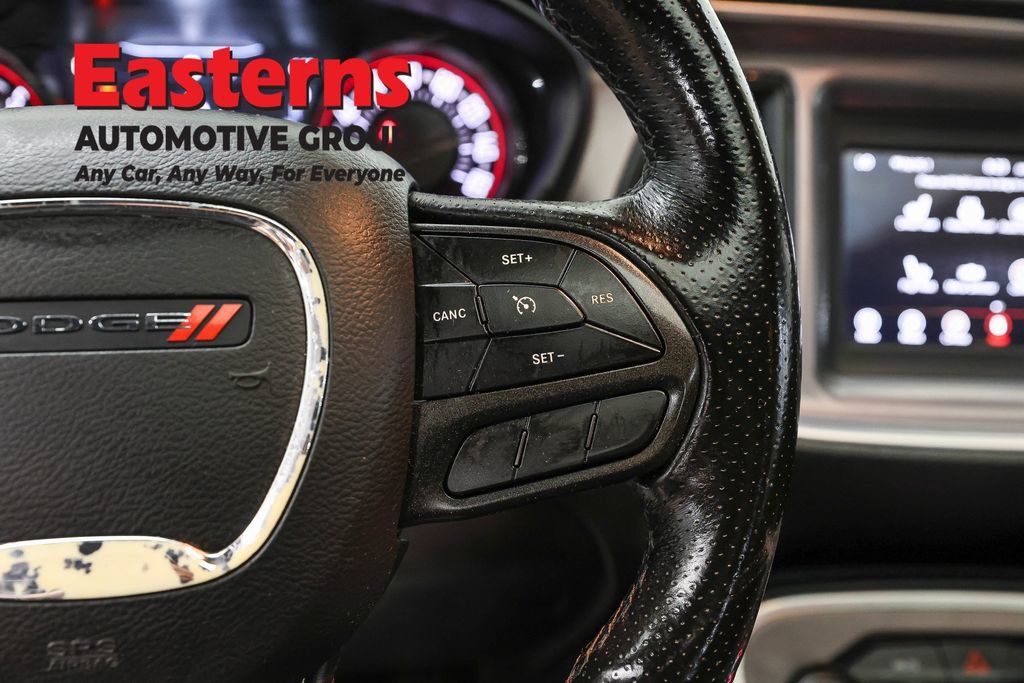 Used 2022 Dodge Challenger SXT w/ Driver Convenience Group RWD image 16