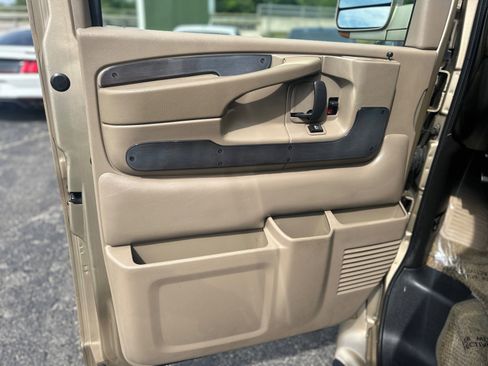 Used 2008 Chevrolet Express 1500 w/ Preferred Equipment Group RWD image 13