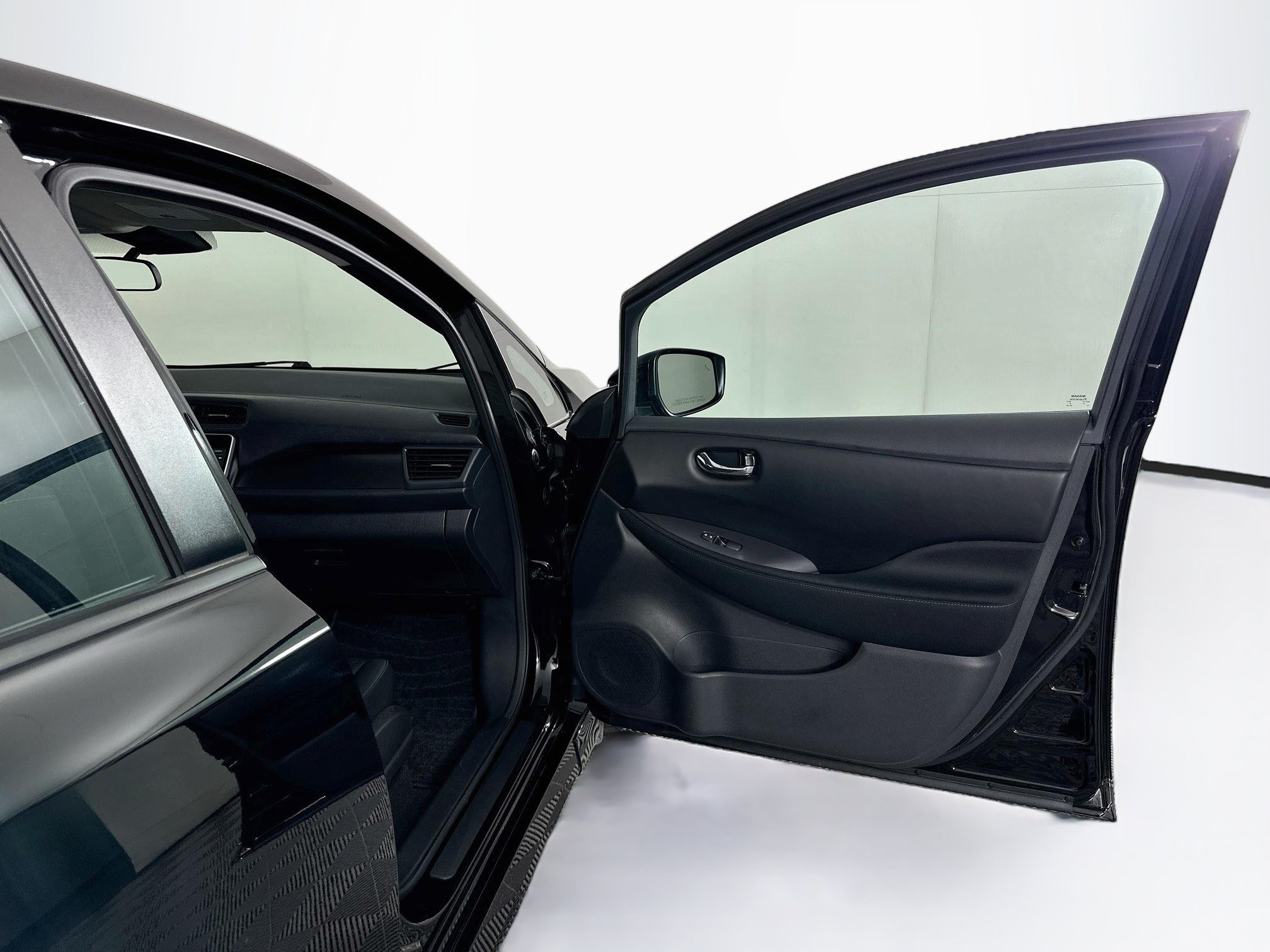 Used 2025 Nissan Leaf S FWD image 30