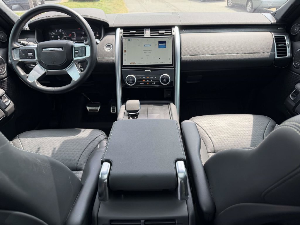 Used 2023 Land Rover Discovery Metropolitan Edition AWD/4WD image 9