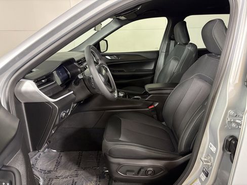 Used 2025 Jeep Grand Cherokee L Laredo image 16