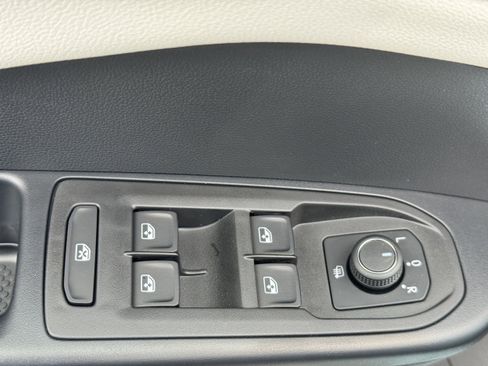 New 2025 Volkswagen Taos SEL image 17