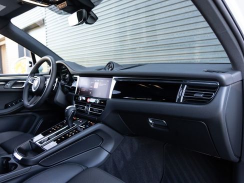 Certified 2026 Porsche Macan image 35