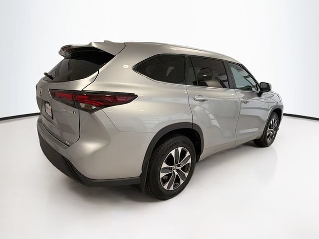 Used 2024 Toyota Highlander XLE AWD/4WD image 6