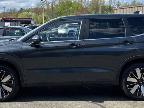 Used 2025 Mitsubishi Outlander AWD image 3