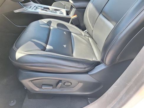 Used 2022 Ford Explorer XLT w/ Equipment Group 202A image 30