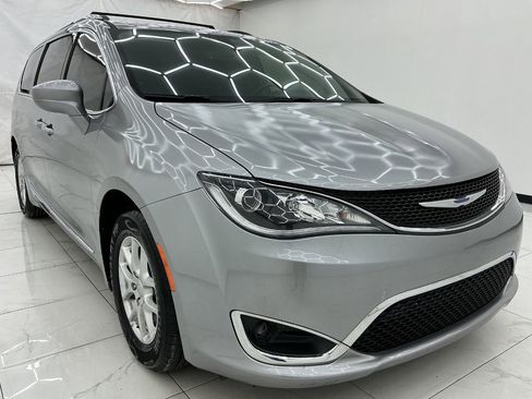 Used 2020 Chrysler Pacifica Touring-L FWD image 3
