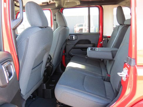 Used 2025 Jeep Wrangler Unlimited Sahara image 17