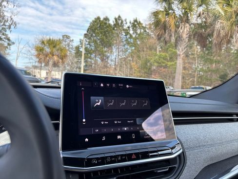 Used 2024 Jeep Compass Latitude image 23