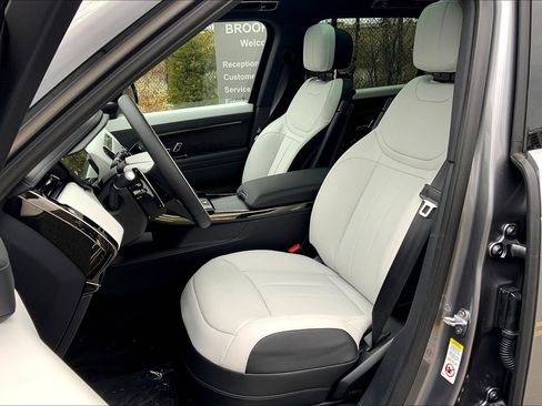 Used 2025 Land Rover Range Rover Sport Dynamic SE image 9