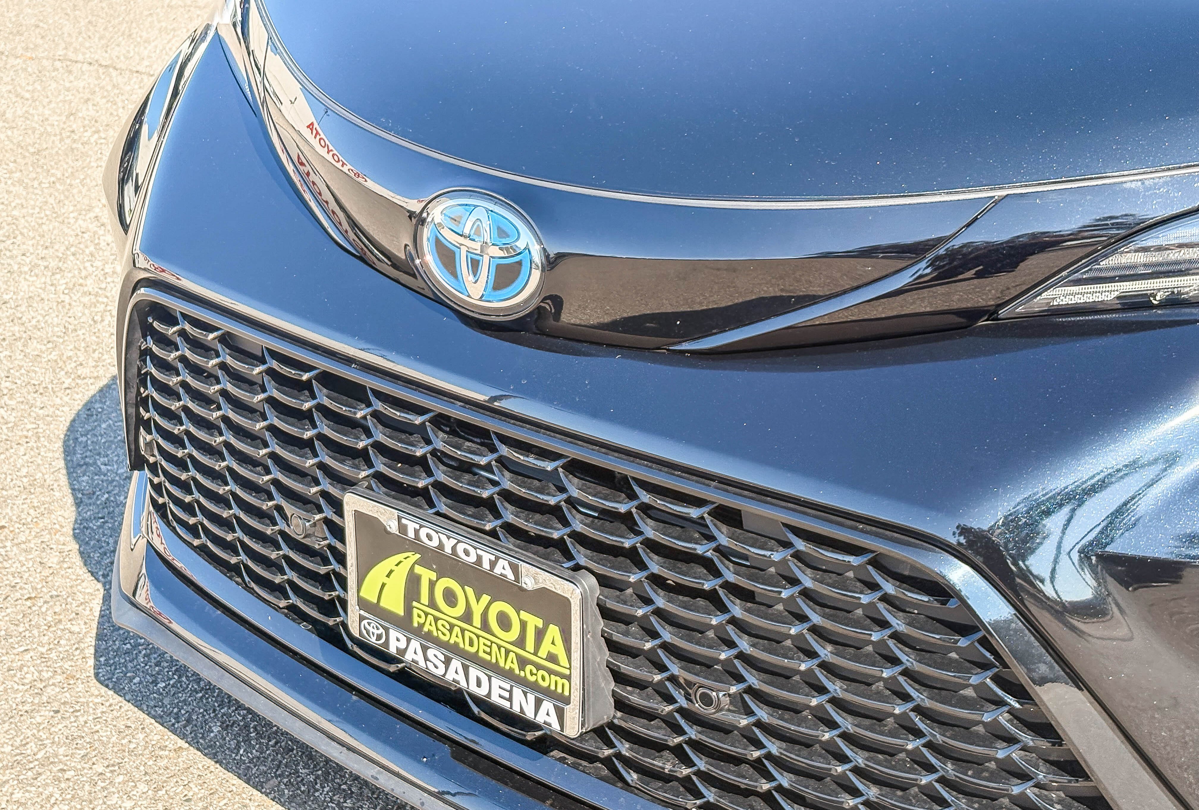 Used 2025 Toyota Sienna XSE w/ XSE Premium Package AWD/4WD image 5