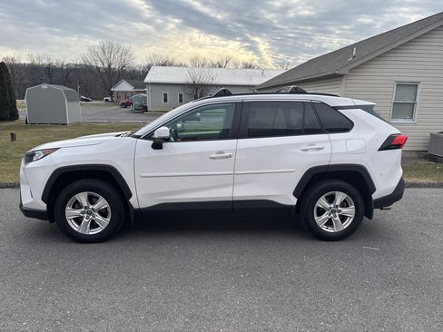 Used 2021 Toyota RAV4 XLE image 7