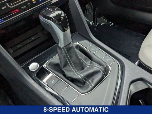 Used 2025 Volkswagen Taos SE w/ Panoramic Sunroof Package FWD image 19