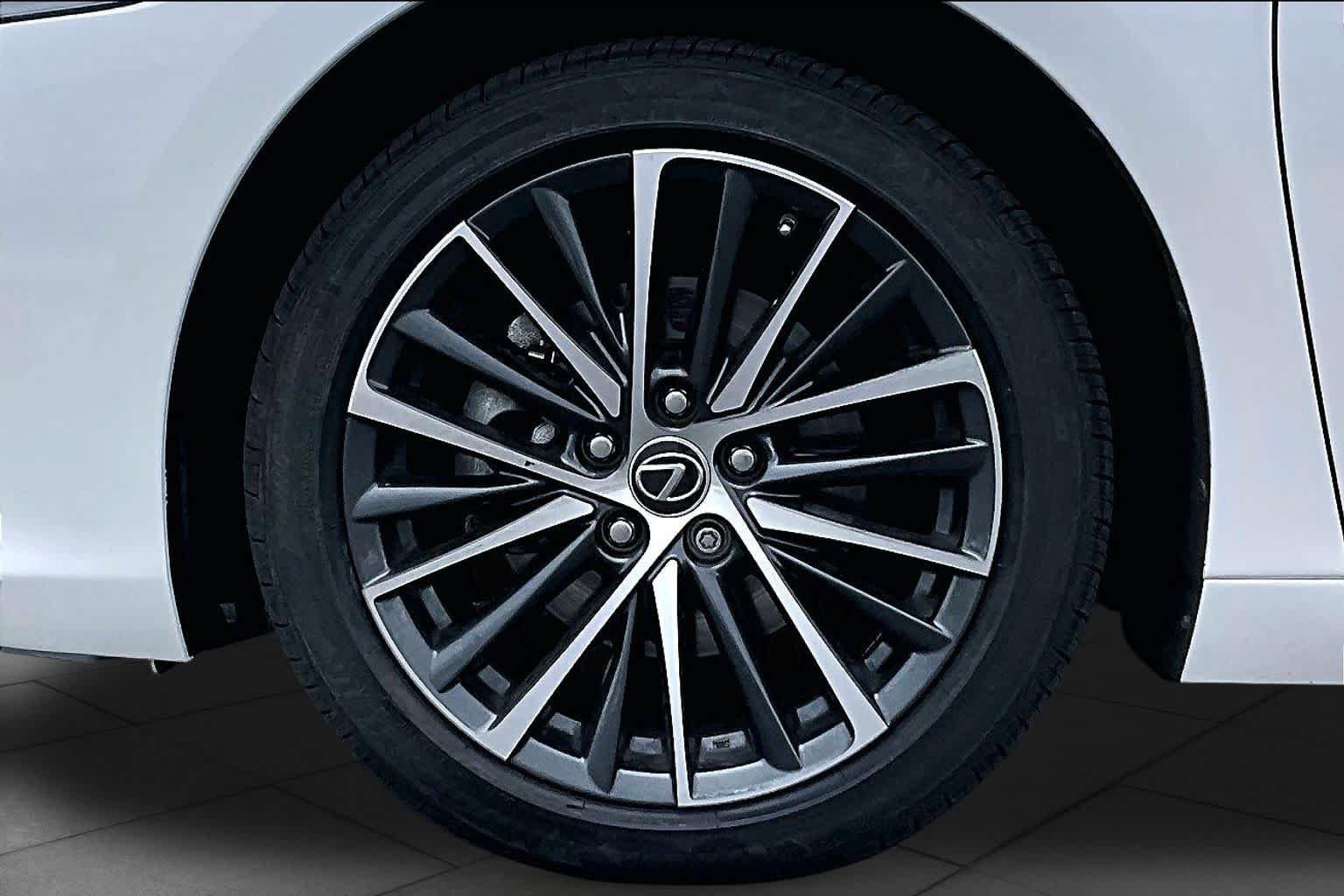 Used 2024 Lexus ES 350 w/ Premium Package FWD image 11