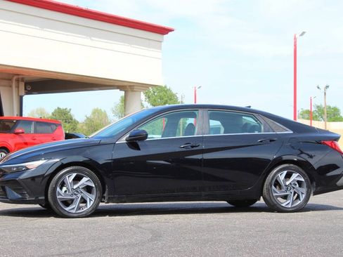 Used 2025 Hyundai Elantra SEL FWD image 6