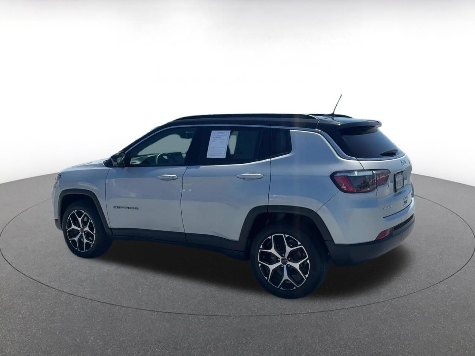 Used 2025 Jeep Compass Limited AWD/4WD image 9