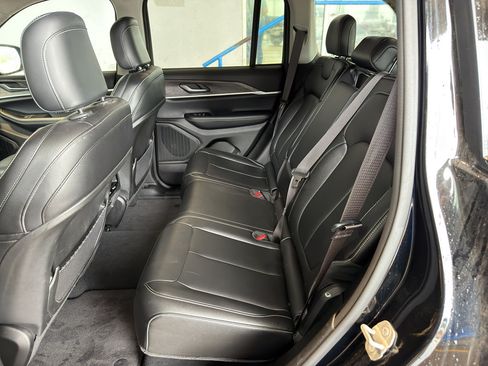 Used 2024 Jeep Grand Cherokee Limited AWD/4WD image 16
