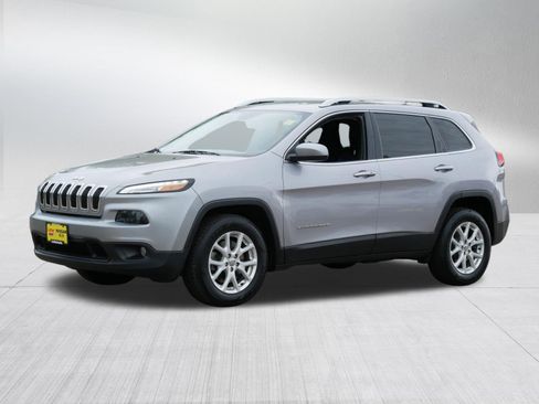Used 2018 Jeep Cherokee Latitude Plus w/ Cold Weather Group AWD/4WD image 3