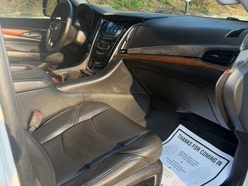 Used 2018 Cadillac Escalade Luxury image 24