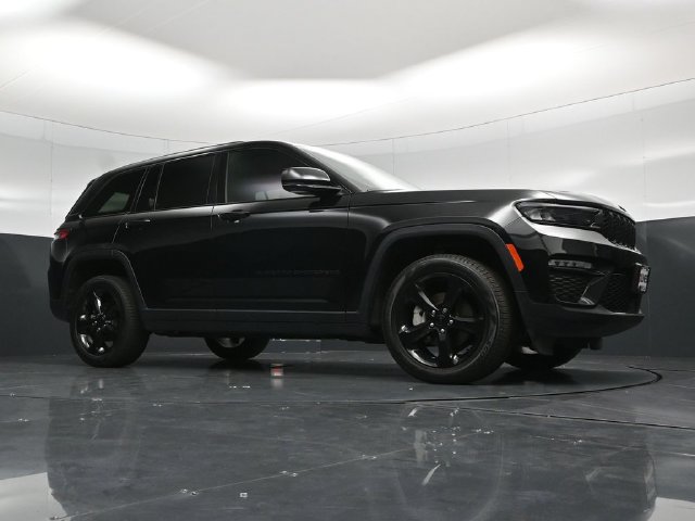 Used 2023 Jeep Grand Cherokee Limited w/ Black Appearance Package AWD/4WD image 57