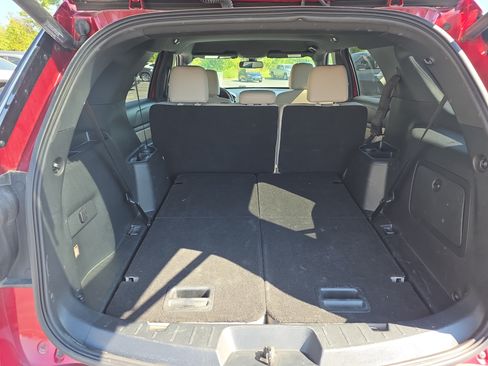 Used 2019 Ford Explorer XLT w/ Equipment Group 202A FWD image 10