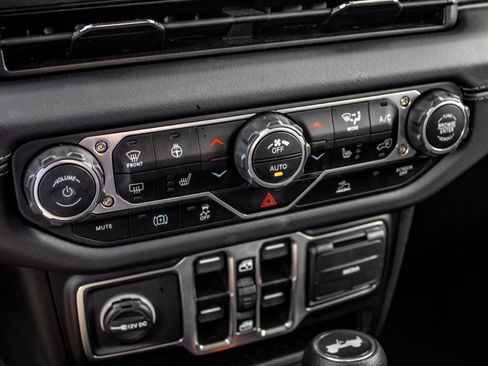 Used 2025 Jeep Wrangler Unlimited Sahara AWD/4WD image 31