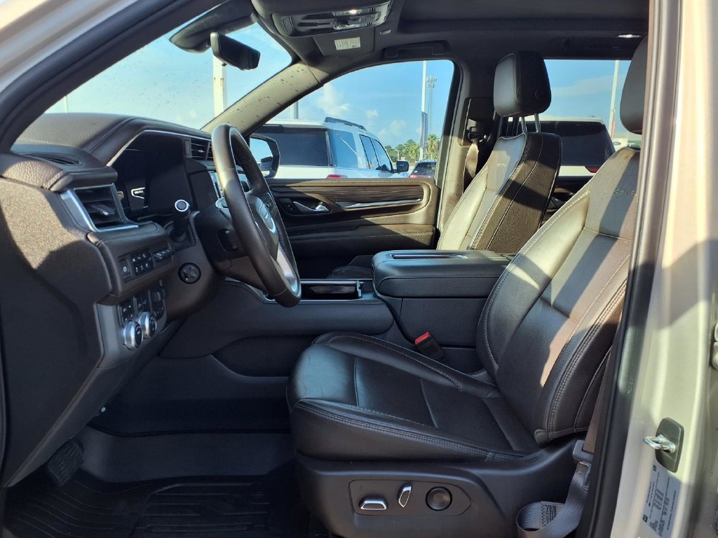 Used 2022 GMC Yukon XL Denali w/ Denali Premium Package AWD/4WD image 16