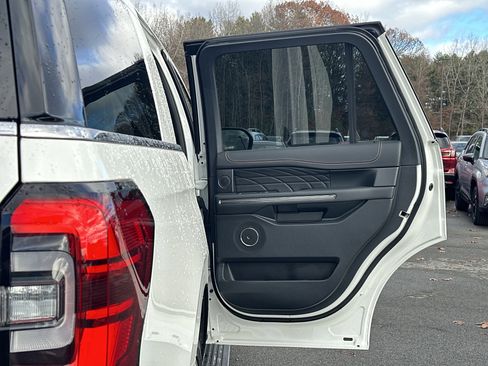 Used 2024 Ford Expedition Platinum image 34