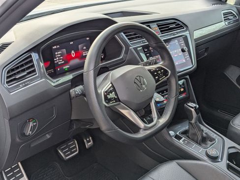 Used 2022 Volkswagen Tiguan SE R-Line image 4