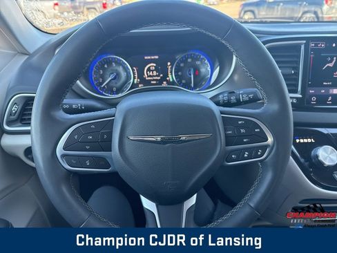 Used 2023 Chrysler Pacifica Touring-L image 21