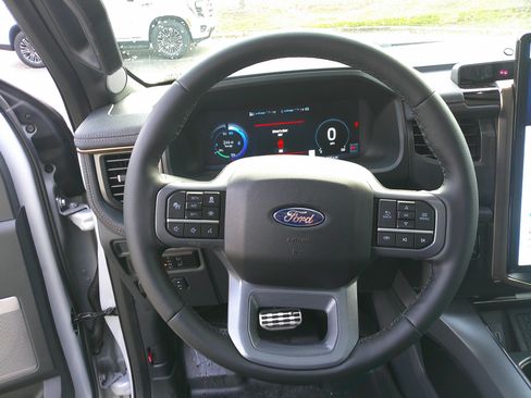 Used 2025 Ford F150 Lightning Lariat image 23