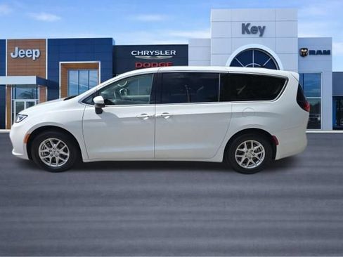 Used 2023 Chrysler Pacifica Touring-L FWD image 5