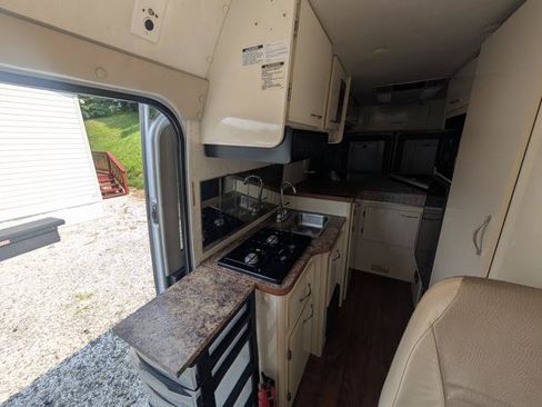 Used 2005 Freightliner Sprinter 2500 RWD image 14