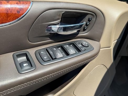 Used 2014 Chrysler Town & Country Limited w/ Luxury Group FWD image 18