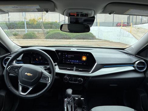 Used 2025 Chevrolet Trax LT w/ LT Convenience Package image 32