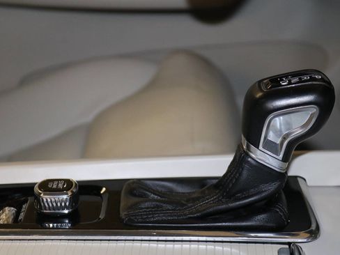 Used 2019 Volvo XC60 T5 Momentum w/ Premium Package image 41