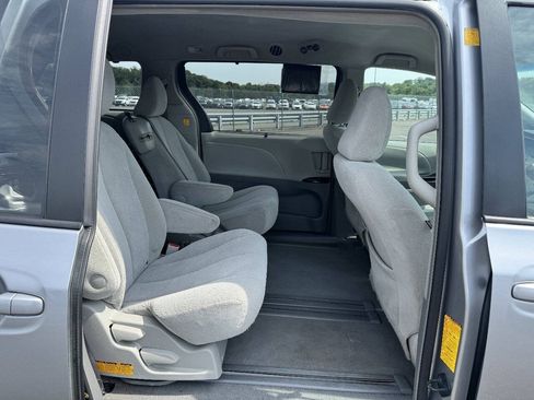 Used 2011 Toyota Sienna LE w/ Towing Pkg FWD image 11