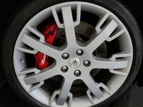 Used 2015 Maserati GranTurismo Sport RWD image 32